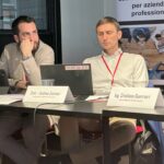 Relatore al podio mentre spiega l’evoluzione della normativa europea sulla sicurezza informatica.