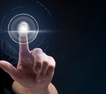 Schermo con grafici e alert relativi alla sicurezza informatica gestita da un sistema SIEM