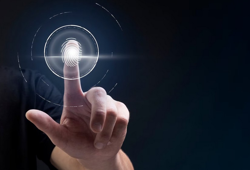 Schermo con grafici e alert relativi alla sicurezza informatica gestita da un sistema SIEM