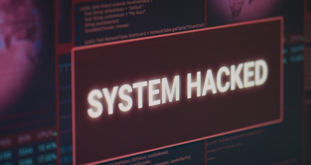 Illustrazione di un attacco ransomware con blocco dei dati aziendali e richiesta di riscatto