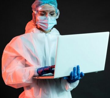 Persona che utilizza un computer in sicurezza, simbolo delle buone pratiche di cyber hygiene per la protezione dei dati aziendali.