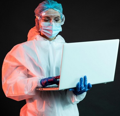 Persona che utilizza un computer in sicurezza, simbolo delle buone pratiche di cyber hygiene per la protezione dei dati aziendali.