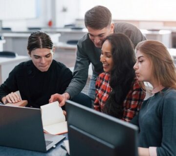 Dipendenti che partecipano a una formazione sulla sicurezza informatica per ridurre i rischi legati all’errore umano