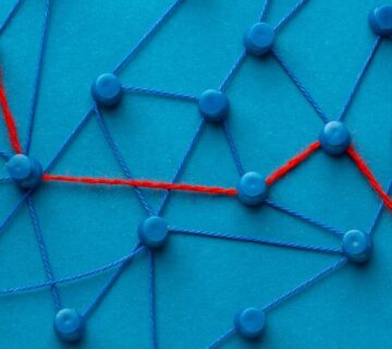 Rappresentazione astratta di una rete digitale che simboleggia la sicurezza della supply chain e la protezione dei fornitori connessi ai sistemi aziendali 