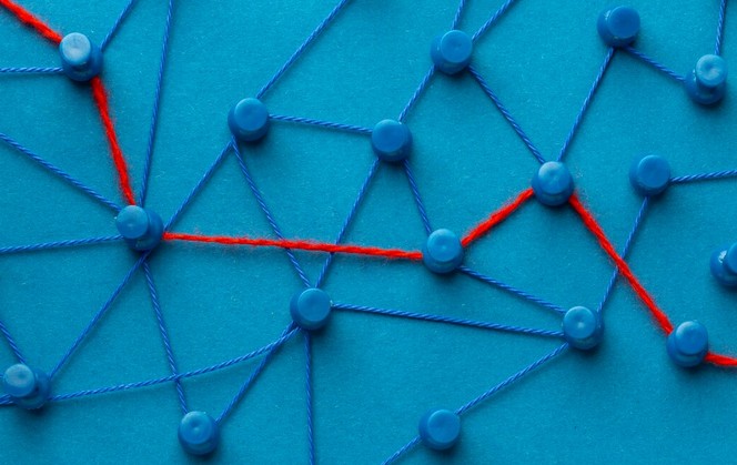 Rappresentazione astratta di una rete digitale che simboleggia la sicurezza della supply chain e la protezione dei fornitori connessi ai sistemi aziendali