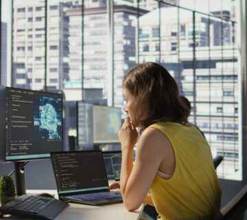 Concetto di cybersecurity proporzionata per micro e piccole imprese con protezione dati e sicurezza informatica aziendale 