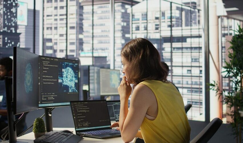 Concetto di cybersecurity proporzionata per micro e piccole imprese con protezione dati e sicurezza informatica aziendale 