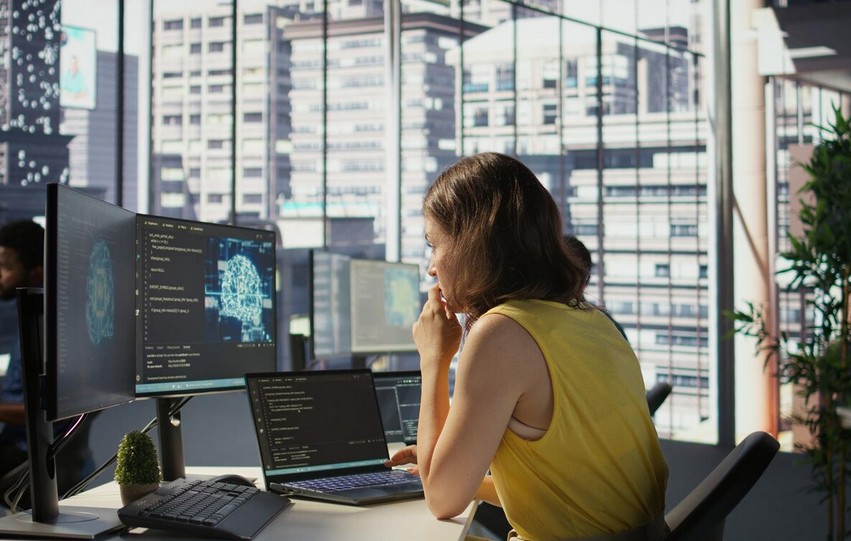 Concetto di cybersecurity proporzionata per micro e piccole imprese con protezione dati e sicurezza informatica aziendale 
