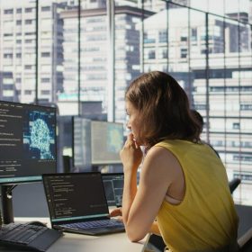 Concetto di cybersecurity proporzionata per micro e piccole imprese con protezione dati e sicurezza informatica aziendale.