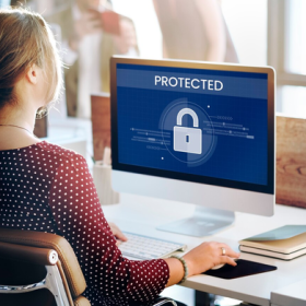 Protezione delle identità digitali aziendali con password sicure e autenticazione MFA.